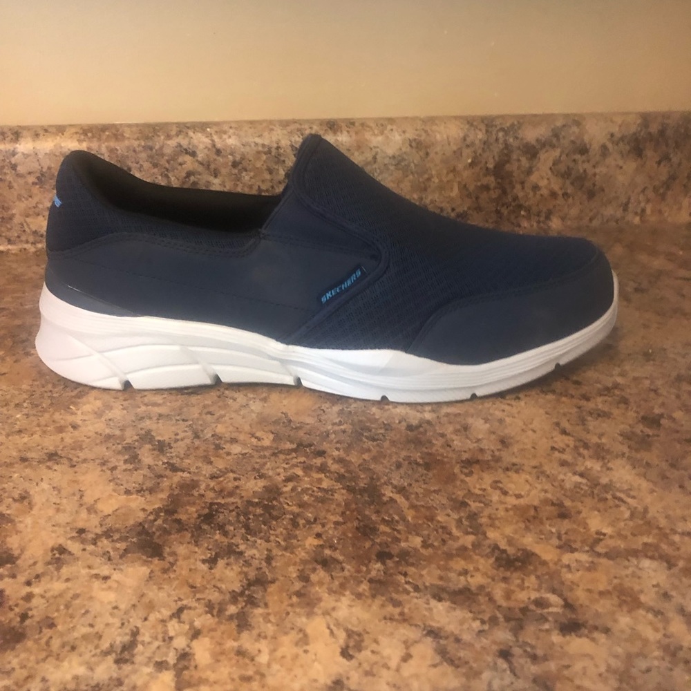 Men’s Skechers  EUC 11 Navy Slide On Sneakers